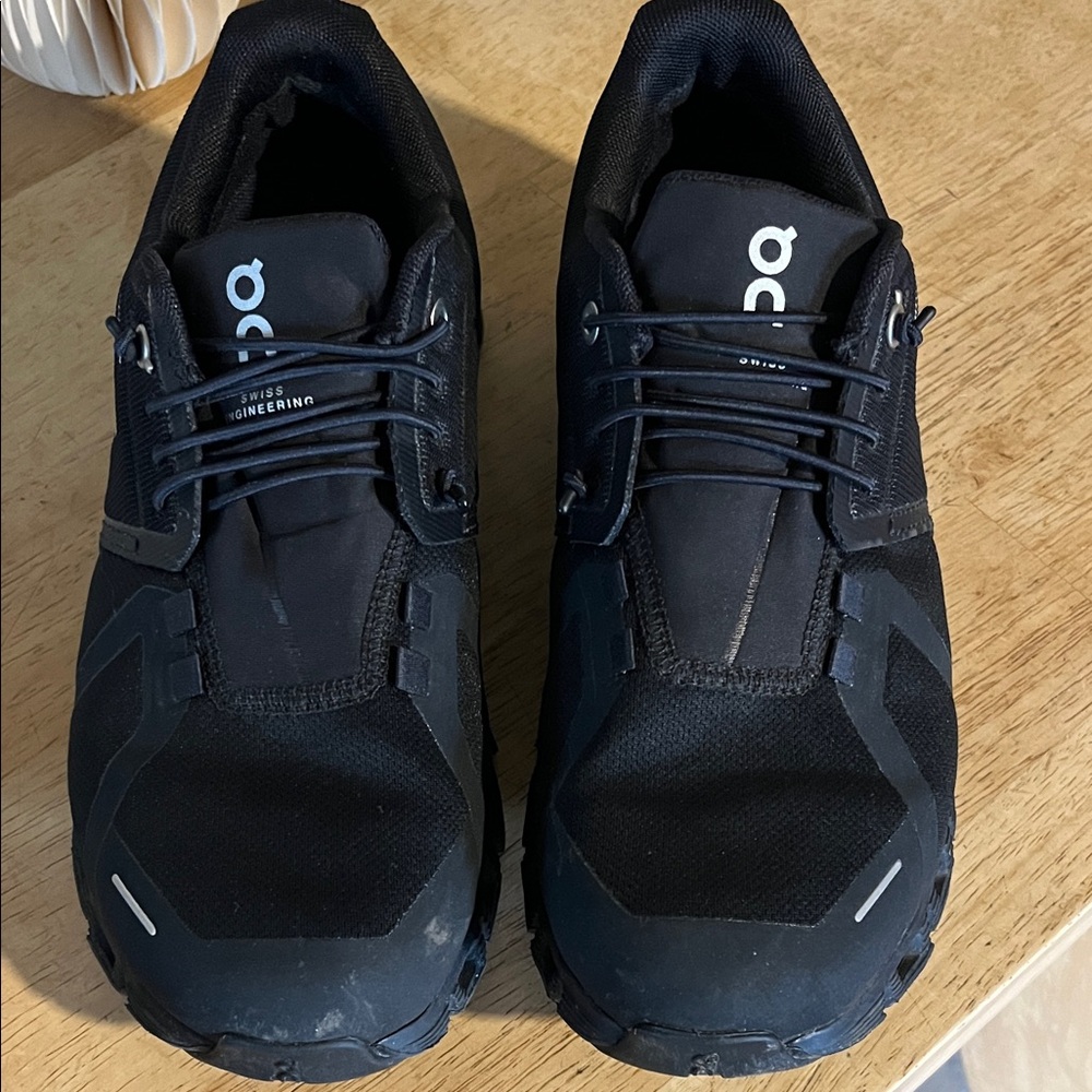Waterproof on running cloud 5
Size 7 1/2